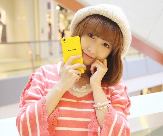 美女展示轻薄时尚“骚黄”乐檬K3智能手机