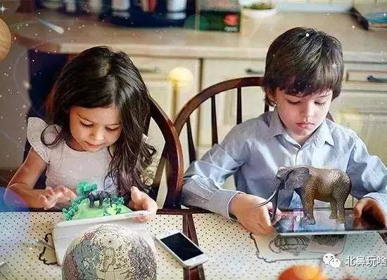 你拿起手机智能玩具照样能陪伴孩子玩