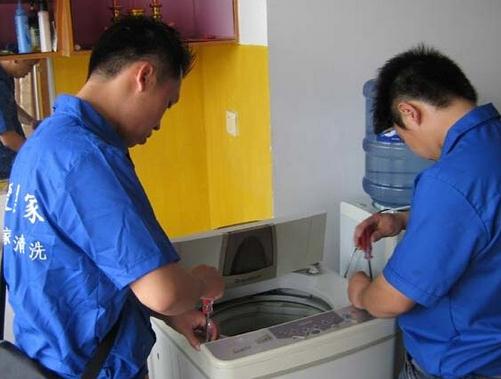 洗衣机长期不洗存污垢 用完不擦长霉菌