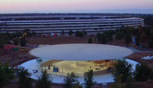 苹果新总部正式命名为“宇宙飞船 ”游客中心即将完工