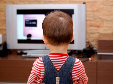 如何防止孩子暑期患上“电视依赖症”