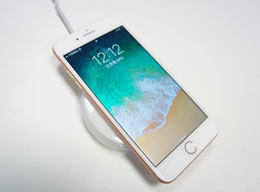 苹果iPhone 8 Plus爆炸 充电时手机外壳突然爆裂