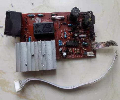 杂牌电磁炉通电按键没反应故障维修