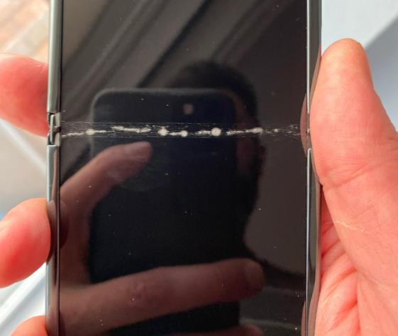部分三星可折叠屏手机Galaxy Z Flip出现屏幕损伤插图1
