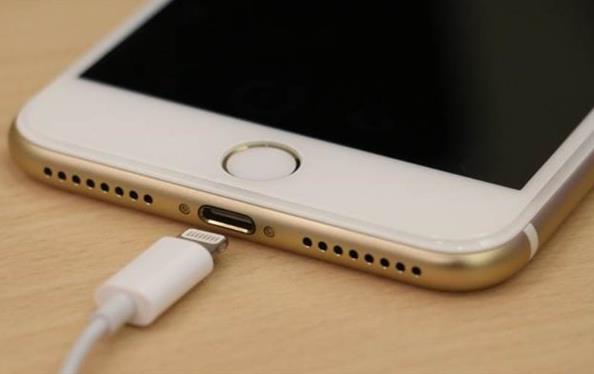 苹果iPhone13抢先曝光 无孔化设计让Lightning接口消失-起风网