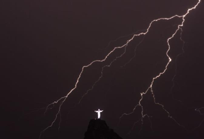 史上最长 巴西一道闪电跨越700公里-起风网