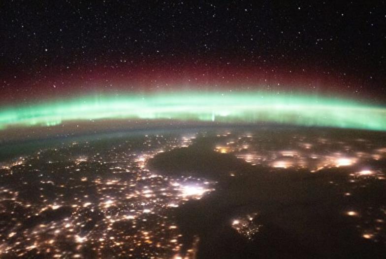 从太空中看地球的极光 与灯光和星光争辉