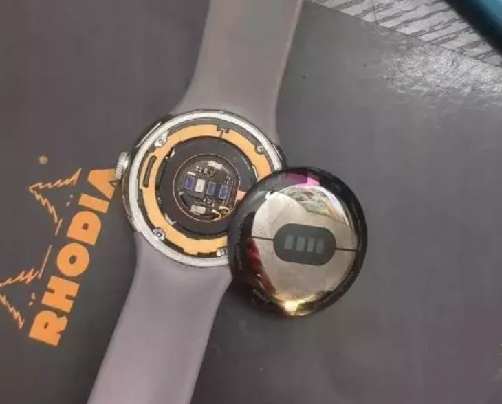 Pixel Watch又出问题，充电后手表“骨肉”分离