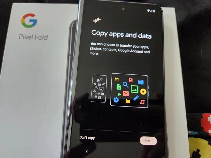 全球首位开箱Google Pixel Fold 赞“折叠机可完全展开”