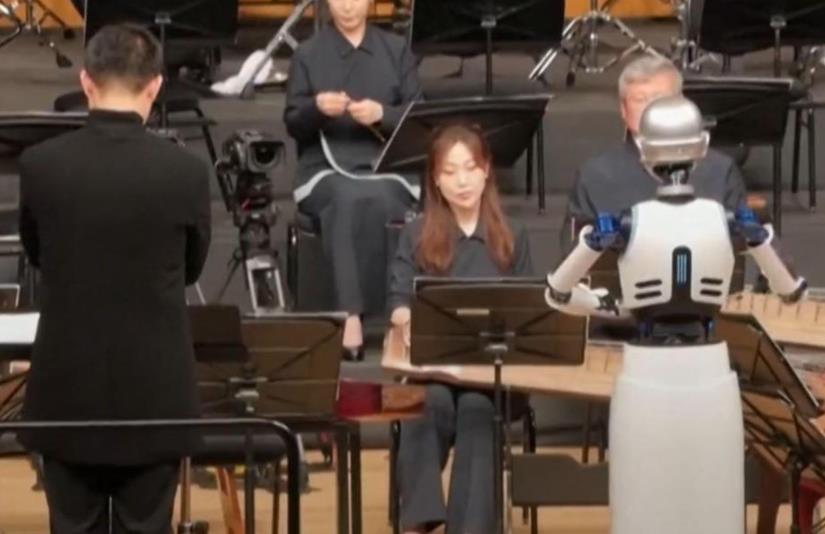 韩国“机器人指挥家”首登台，手势动作超细腻