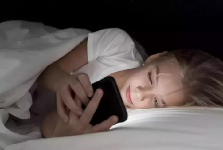 手机能不能“边睡边充电”？苹果曝2个习惯很危险