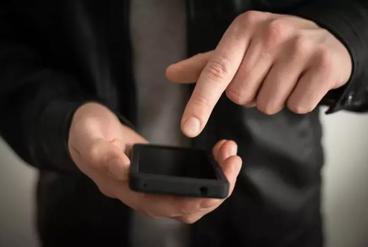 Z世代“数码戒毒”拒智能手机 功能型手机销量增