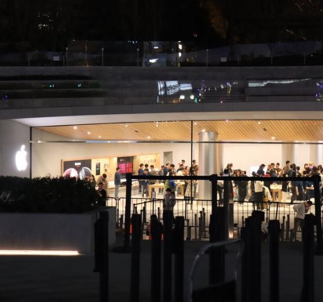 全球第二大苹果零售店在沪揭幕 数千民众热情围观